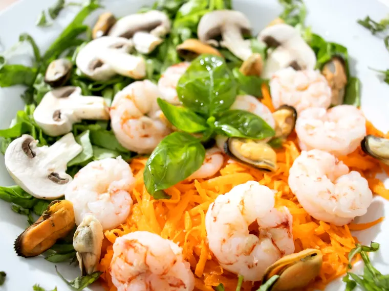 Ensalada mediterránea, con camarones y mejillones.