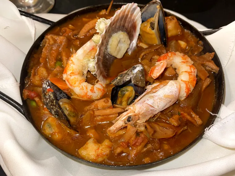 Cazuela de mariscos.